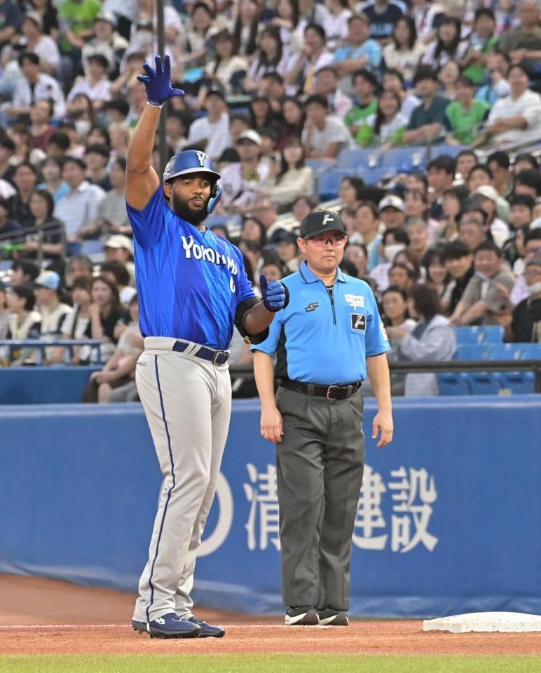 ３回、右前適時打を放ち手をあげるエンカーナシオン（撮影・持木克友）