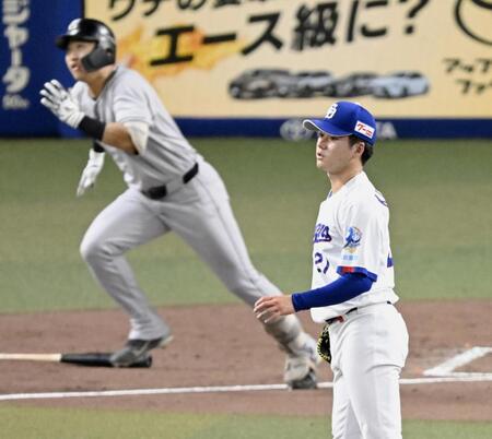 　２回、笹原（左）に先制ソロを浴びた金丸