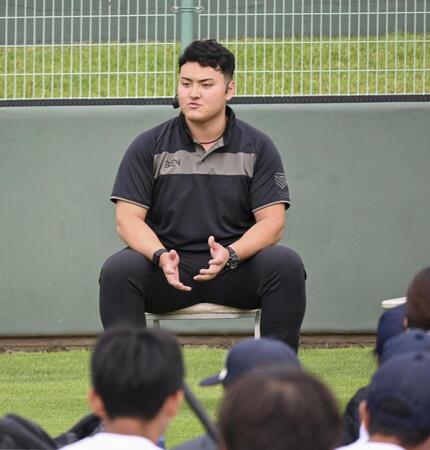 　交流イベントで小中学生らを前に話す米スタンフォード大の佐々木麟太郎