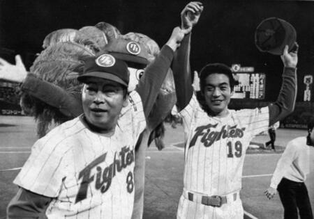 　開幕１５連勝の日本新記録を樹立、大沢啓二監督（左）に祝福され声援に応える間柴茂有＝１９８１年９月１８日