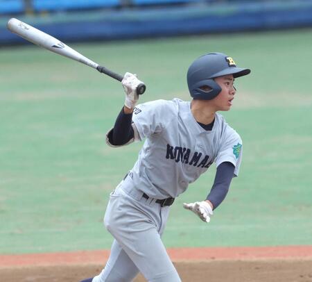 　７回、右前打を放つ小山台・村上（撮影・西岡正）