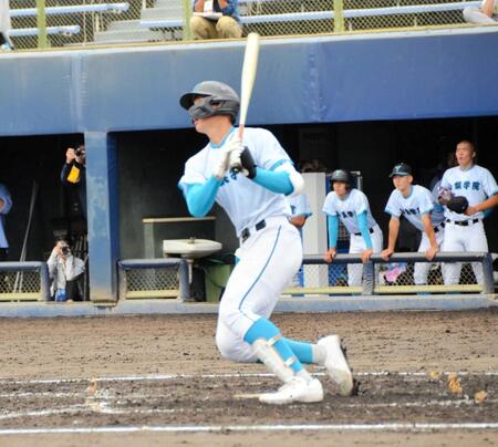 ３回に左中間へ本塁打を放った山梨学院・菰田