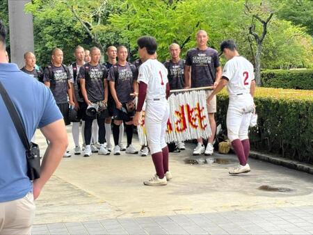 韮崎から千羽鶴を受け取る山梨学院・菰田