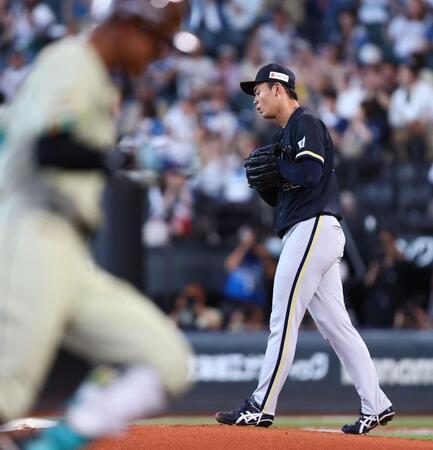 ２日の日本ハム戦の１回、４者連続本塁打を浴び、ぼうぜんとする佐藤（撮影・中島達哉）