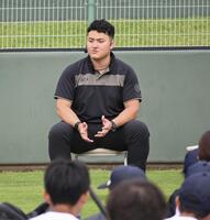 　交流イベントで小中学生らを前に話す米スタンフォード大の佐々木麟太郎