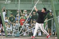 　小中学生との交流イベントで打撃の実演をする米スタンフォード大の佐々木麟太郎
