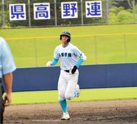 復帰１号を放ち、塁上を走る山梨学院・菰田
