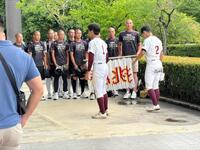 韮崎から千羽鶴を受け取る山梨学院・菰田