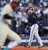 ２日の日本ハム戦の１回、４者連続本塁打を浴び、ぼうぜんとする佐藤（撮影・中島達哉）