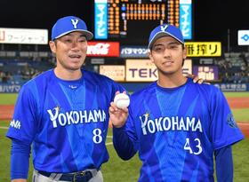 　プロ初勝利を挙げ、相川監督（左）から祝福される深沢（撮影・持木克友）
