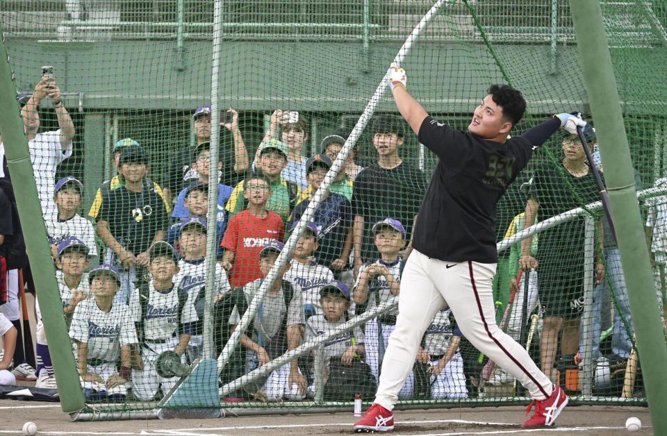 　小中学生との交流イベントで打撃の実演をする米スタンフォード大の佐々木麟太郎