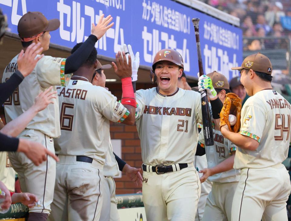　４回、勝ち越しソロを放ち、ナインに迎えられる清宮幸（撮影・金田祐二）