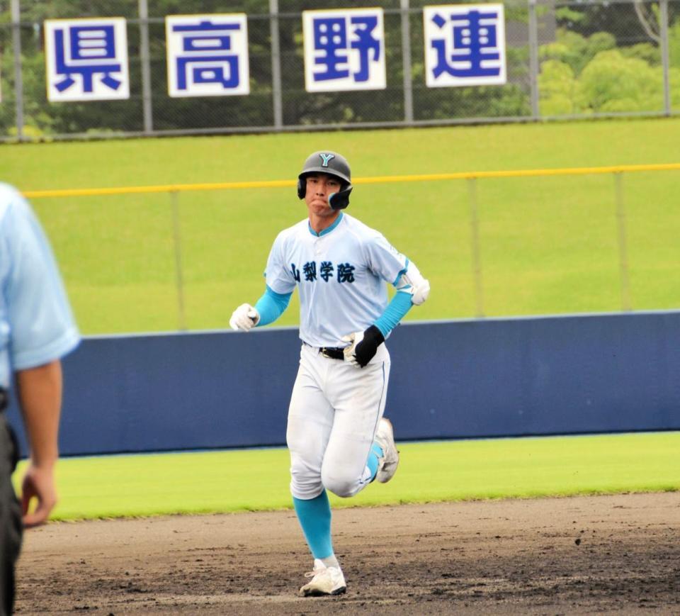復帰１号を放ち、塁上を走る山梨学院・菰田