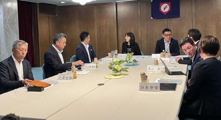 　第２回意見交換会に出席した小倉全由氏（左端）、仙台育英・須江監督（右から２人目）ら＝６月６日