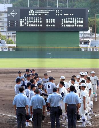 　７イニング制で行われた国民スポーツ大会の１回戦で日大三（右）を破った仙台育英＝２０２５年９月