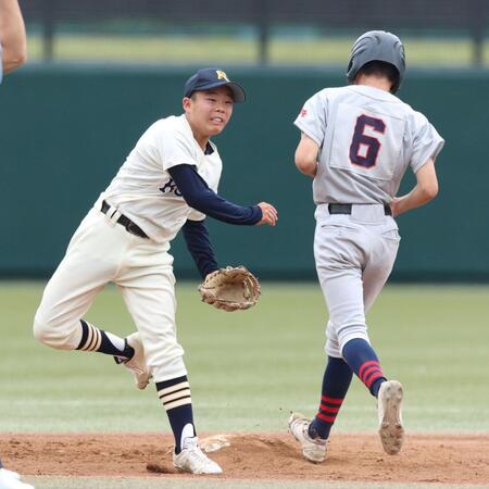 ３回旭１死一塁、旭・神谷勇太の三ゴロで二塁をアウトにし、一塁へ送球する二塁手の光陵・川上大翔＝大和スタジアム（撮影・伊藤笙子）