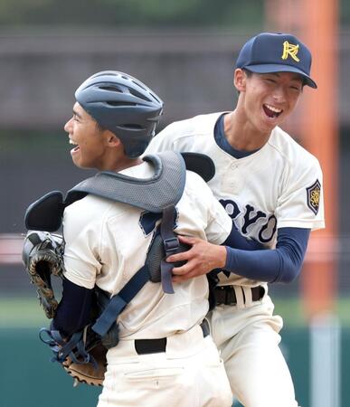 完投勝利で初戦を突破し、八重尾琢磨（左）と抱き合う光陵・山口歩夢（撮影・伊藤笙子）