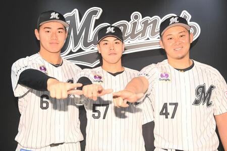 ファン投票で球宴出場が決定しポーズを決める（左から）西川、小川、鈴木（撮影・開出牧）