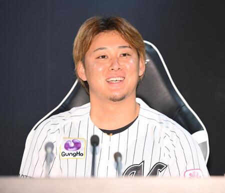 ファン投票で球宴出場が決まり抱負を語る鈴木（撮影・開出牧）