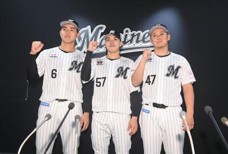 ファン投票で球宴出場が決定しガッツポーズを決める（左から）西川、小川、鈴木（撮影・開出牧）