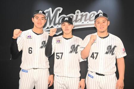 ファン投票で球宴出場が決定しガッツポーズを決める（左から）西川、小川、鈴木（撮影・開出牧）