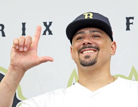 ファン投票での球宴出場が決まり笑顔を見せるマチャド（撮影・立川洋一郎）