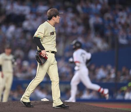 ３回、西川（後方右）に先制の左越え本塁打を打たれた北山（撮影・開出牧）