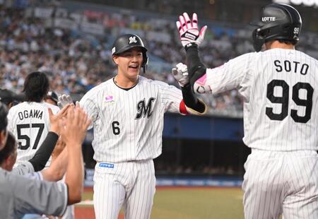 ３回、先制の左越え満塁本塁打を放ちソト（９９）らナインとタッチを交わす西川（撮影・開出牧）