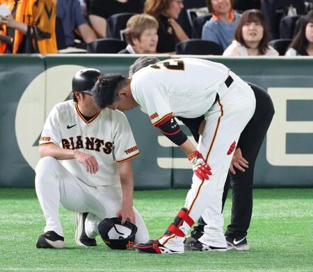５回、三塁ゴロで一塁へ走った後、足をおさえる戸郷（撮影・佐々木彰尚）