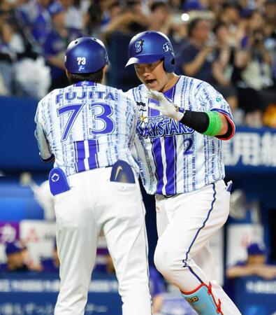 ３回、先制ソロを放ったＤｅＮＡ・牧（右）