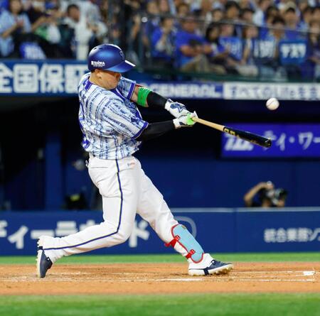 ３回、牧が左越えに先制ソロを放つ
