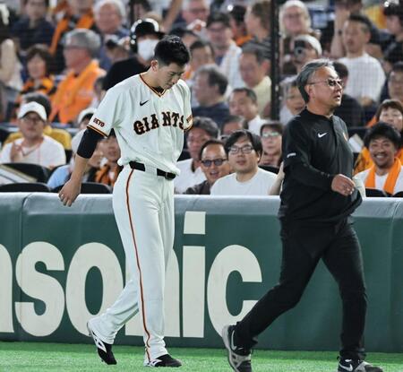５回、三塁ゴロに倒れ引き揚げる戸郷（撮影・田中太一）