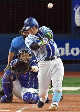 ３回、牧が左越えに先制ソロを放つ