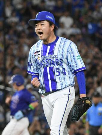 ７回、石川を投ゴロに打ち取り雄叫びを上げる石田裕（撮影・佐藤厚）