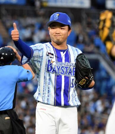 立ち上がりを三者凡退に抑え、笑顔を見せる石田裕（撮影・佐藤厚）