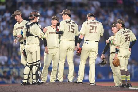 ３回、藤原に死球を当て満塁のピンチを招いた北山（１５）＝撮影・開出牧