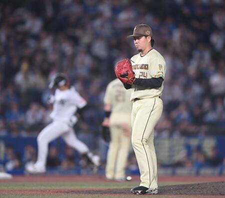 ４回、藤原（後方）に右越え３ランを打たれた２番手・金村（撮影・開出牧）