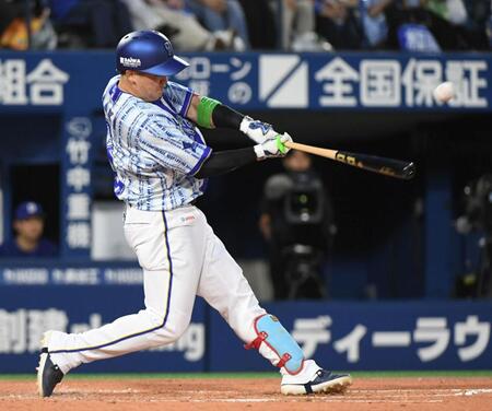 ３回、牧は左越えに先制の１０号ソロを放つ（撮影・佐藤厚）