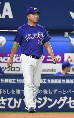 ８回表終了後、選手交代を告げるためベンチを出る井上監督（撮影・佐藤厚）