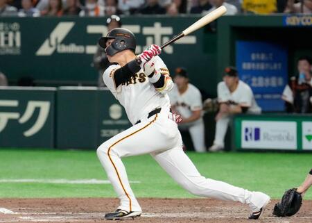 ７回、代打坂本が左中間に走者一掃の逆転二塁打を放つ