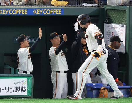 ４回、ソロを放ったダルベックを出迎える橋上監督代行（撮影・佐々木彰尚）