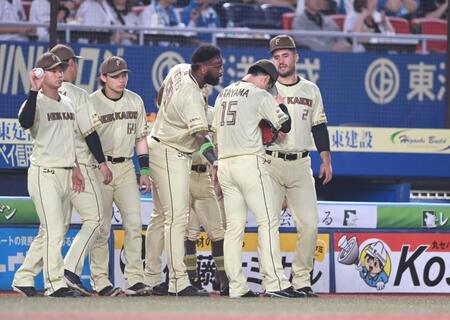 ４回途中で降板した北山（１５）はベンチ前でレイエス（右から３人目）らナインに頭を下げる（撮影・開出牧）