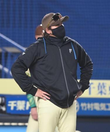 ４回、北山の乱調にたまらずベンチを飛び出し投手交代を告げた新庄監督（撮影・開出牧）