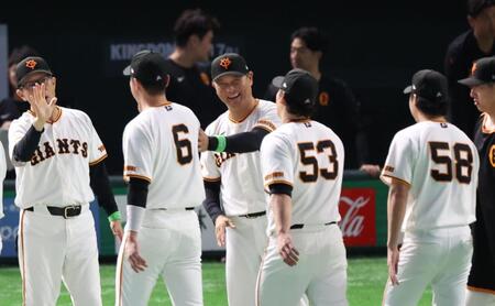 坂本（背番号６）らを出迎える橋上監督代行（撮影・佐々木彰尚）