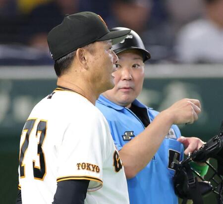 ６回、投手交代を告げる橋上監督代行（撮影・西岡正）