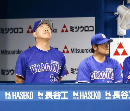 ９回、ベンチで天を見上げる中日・井上監督（左）