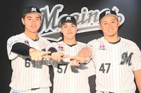 ファン投票で球宴出場が決定しポーズを決める（左から）西川、小川、鈴木（撮影・開出牧）