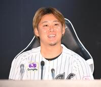 ファン投票で球宴出場が決まり抱負を語る鈴木（撮影・開出牧）