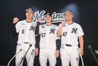 ファン投票で球宴出場が決定しガッツポーズを決める（左から）西川、小川、鈴木（撮影・開出牧）