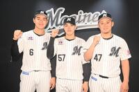 ファン投票で球宴出場が決定しガッツポーズを決める（左から）西川、小川、鈴木（撮影・開出牧）